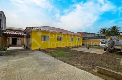 Casa à venda com 3 quartos em peruíbe, no bairro centro