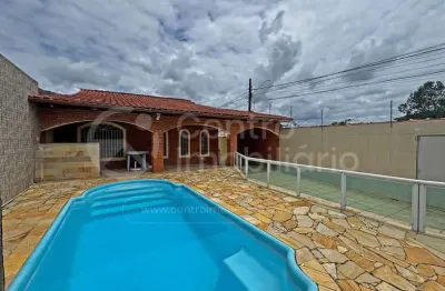 Casa à venda com piscina e 2 quartos em peruíbe, no bairro maria h novaes