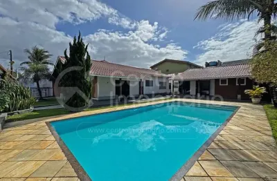 Casa à venda com piscina e 3 quartos em peruíbe, no bairro balneario florida