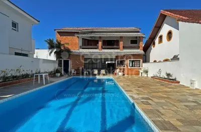 Casa à venda com piscina e 3 quartos em peruíbe, no bairro jardim imperador