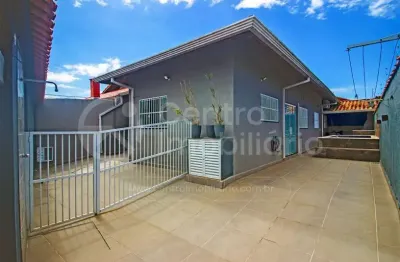 Casa à venda com piscina e 3 quartos em peruíbe, no bairro cidade nova peruíbe