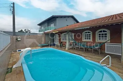 Casa à venda com piscina e 3 quartos em peruíbe, no bairro jardim imperador