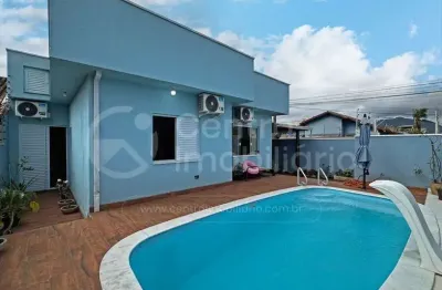 Casa à venda com piscina e 3 quartos em peruíbe, no bairro cidade nova peruíbe