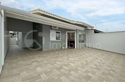 Casa à venda com piscina e 3 quartos em peruíbe, no bairro jardim icaraiba
