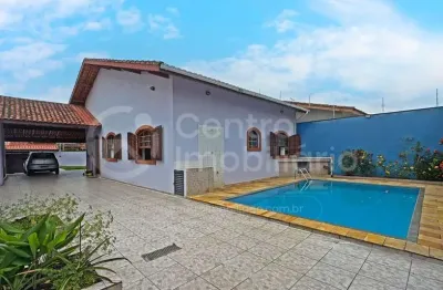 Casa à venda com piscina e 3 quartos em peruíbe, no bairro parque d aville