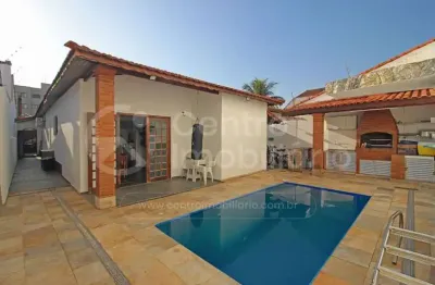 Casa à venda com piscina e 3 quartos em peruíbe, no bairro jardim ribamar