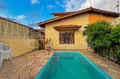 Casa à venda com piscina e 3 quartos em peruíbe, no bairro stella maris