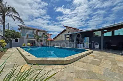 Casa à venda com piscina e 3 quartos em peruíbe, no bairro cidade nova peruíbe