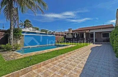 Casa à venda com piscina e 2 quartos em peruíbe, no bairro balneário casa blanca