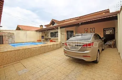 Casa à venda com piscina e 3 quartos em peruíbe, no bairro jardim imperador