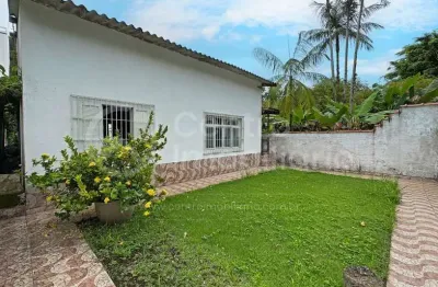Casa à venda com 2 quartos em peruíbe, no bairro centro