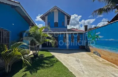 Casa à venda com piscina e 3 quartos em peruíbe, no bairro maria h novaes
