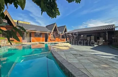 Casa à venda com piscina e 2 quartos em peruíbe, no bairro jardim três marias