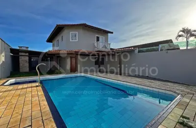 Casa à venda com piscina e 4 quartos em peruíbe, no bairro balneário casa blanca