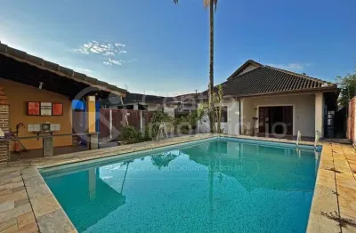 Casa à venda com piscina e 4 quartos em peruíbe, no bairro maria h novaes