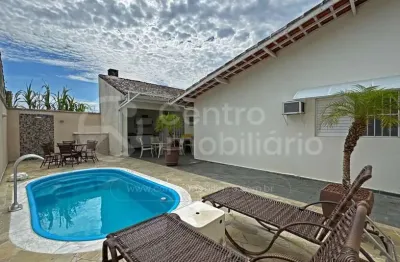 Casa à venda com piscina e 3 quartos em peruíbe, no bairro jardim peruibe
