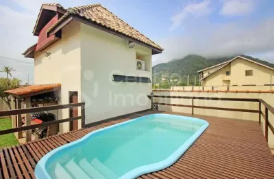 Casa à venda com piscina e 3 quartos em peruíbe, no bairro centro