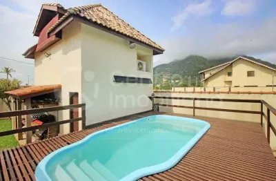 Casa à venda com piscina e 3 quartos em peruíbe, no bairro centro