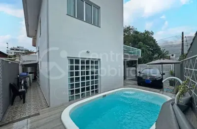 Casa à venda com piscina e 3 quartos em peruíbe, no bairro centro