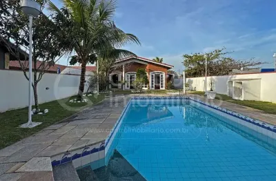 Casa à venda com piscina e 3 quartos em peruíbe, no bairro parque balneario oasis