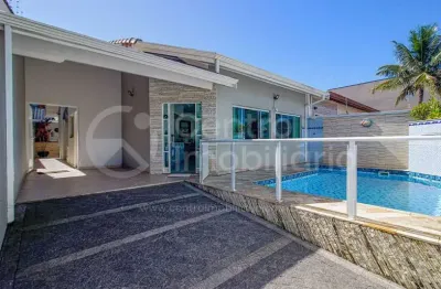 Casa à venda com piscina e 3 quartos em peruíbe, no bairro jardim três marias