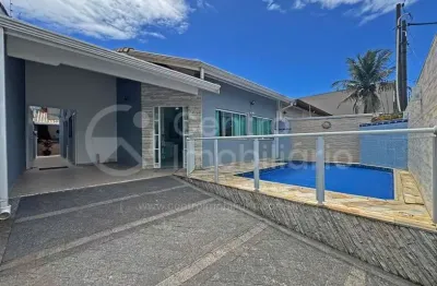 Casa à venda com piscina e 3 quartos em peruíbe, no bairro jardim três marias