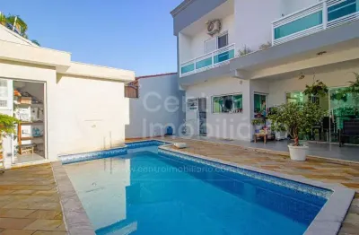 Casa à venda com piscina e 4 quartos em peruíbe, no bairro jardim três marias