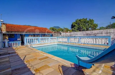 Casa à venda com piscina e 5 quartos em peruíbe, no bairro jardim veneza