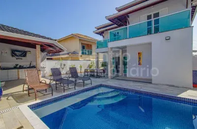 Casa à venda com piscina e 4 quartos em peruíbe, no bairro balneario sambura