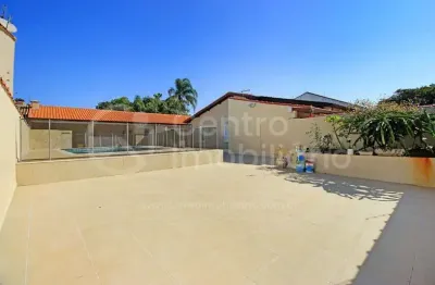 Casa à venda com piscina e 3 quartos em peruíbe, no bairro balneário casa blanca