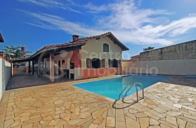 Casa à venda com piscina e 4 quartos em peruíbe, no bairro jardim três marias