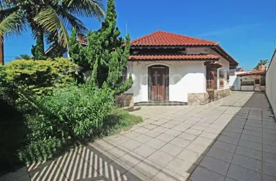 Casa à venda com piscina e 3 quartos em peruíbe, no bairro balneario arpoador