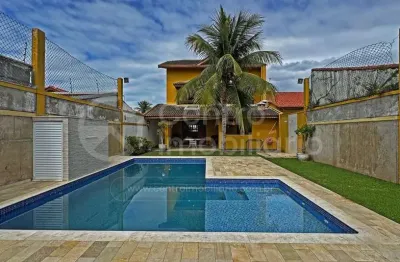 Casa à venda com piscina e 3 quartos em peruíbe, no bairro parque balneario oasis