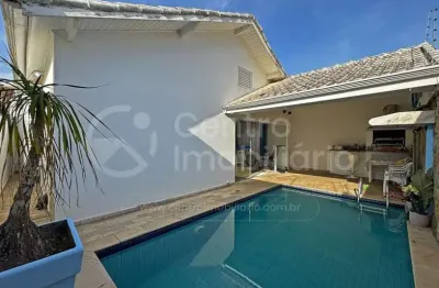 Casa à venda com piscina e 4 quartos em peruíbe, no bairro jardim três marias