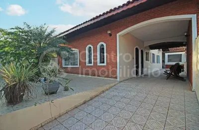 Casa à venda com piscina e 3 quartos em peruíbe, no bairro balneário casa blanca