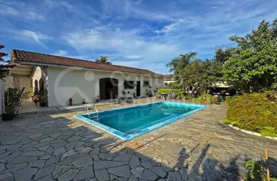 Casa à venda com piscina e 4 quartos em peruíbe, no bairro stella maris