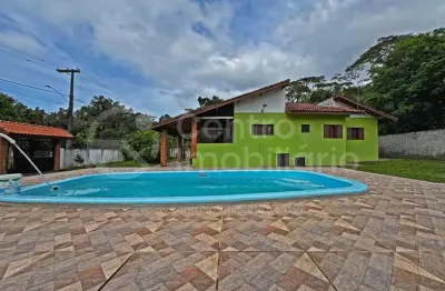 Casa à venda com piscina e 4 quartos em peruíbe, no bairro estância são marcos