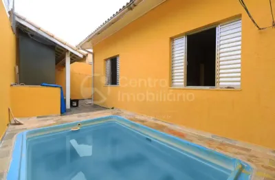Casa à venda com piscina e 3 quartos em peruíbe, no bairro parque balneario oasis