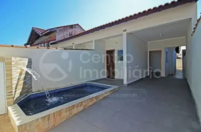 Casa à venda com piscina e 3 quartos em peruíbe, no bairro vila romar