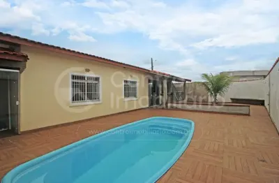 Casa à venda com piscina e 3 quartos em peruíbe, no bairro cidade nova peruíbe