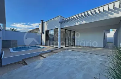Casa à venda com piscina e 3 quartos em peruíbe, no bairro balneario sao joao batista