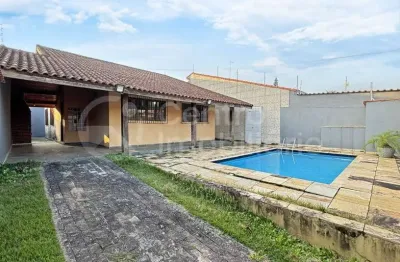 Casa à venda com piscina e 3 quartos em peruíbe, no bairro cidade nova peruíbe