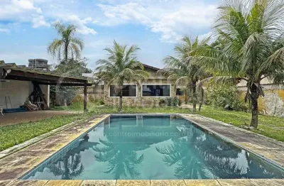 Casa à venda com piscina e 3 quartos em peruíbe, no bairro centro