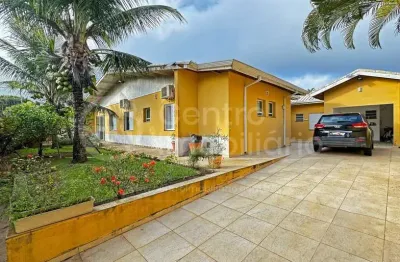 Casa à venda com piscina e 4 quartos em peruíbe, no bairro parque turistico