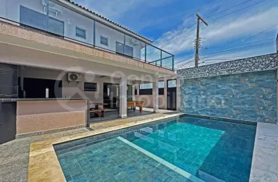 Casa à venda com piscina e 5 quartos em peruíbe, no bairro centro