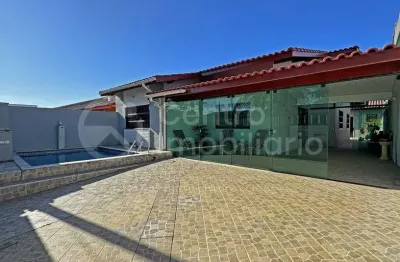 Casa à venda com piscina e 3 quartos em peruíbe, no bairro estancia sao jose