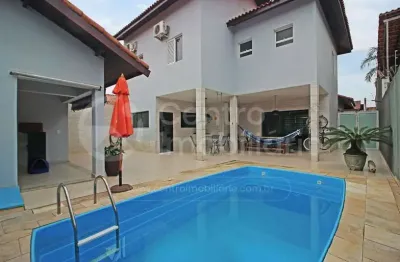CASA à venda com piscina e 3 quartos em Peruíbe, no bairro Balneario Arpoador