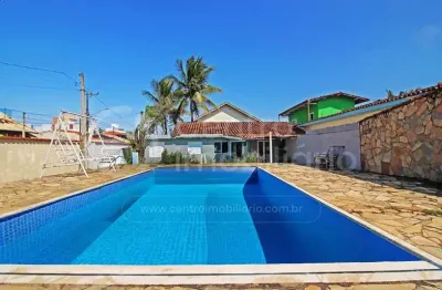 Casa à venda com piscina e 2 quartos em peruíbe, no bairro belmira novaes