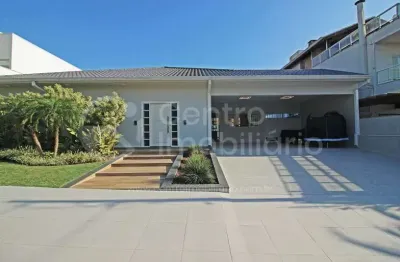 Casa à venda com piscina e 4 quartos em peruíbe, no bairro jd tres marias