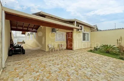 Casa à venda com piscina e 3 quartos em peruíbe, no bairro jardim marcia